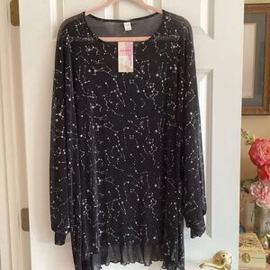 NWT. Women’s 5X Large Plus WDIRARA Brand  L/S Blouse Black W/Silver Stars